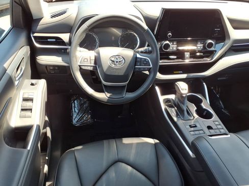 Used 2023 Toyota Highlander XLE AWD/4WD image 8