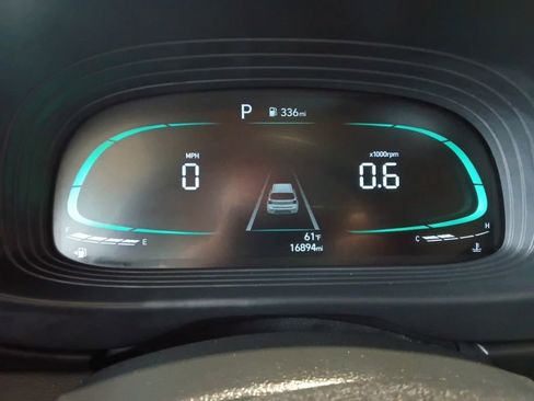 Used 2025 Hyundai Venue SEL FWD image 2