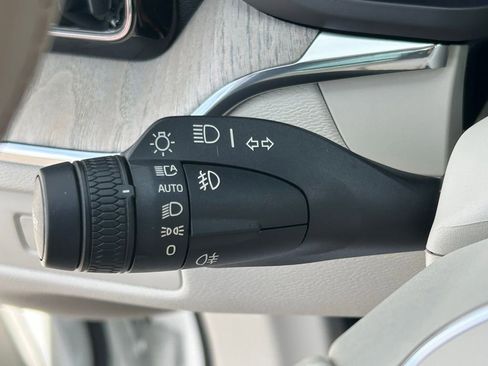 Used 2023 Volvo XC60 B5 Plus image 22