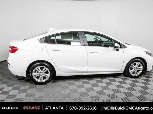 Used 2017 Chevrolet Cruze LT image 2