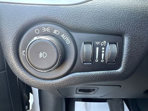 Used 2018 Jeep Cherokee Trailhawk w/ Cold Weather Group AWD/4WD image 21
