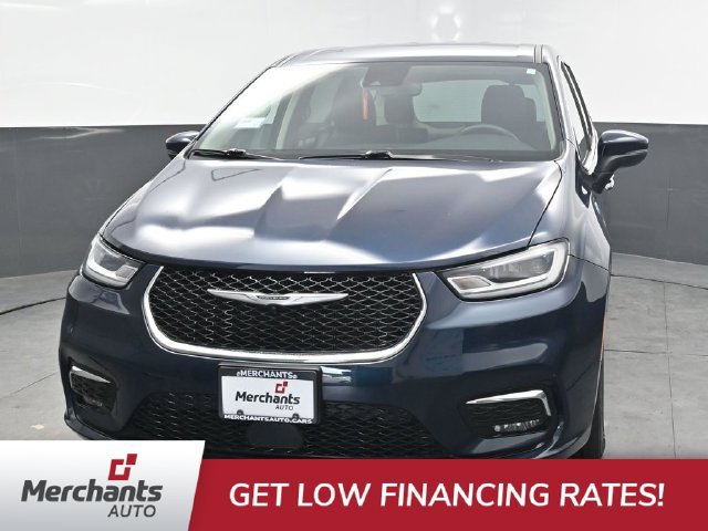 Used 2023 Chrysler Pacifica Touring-L FWD image 2