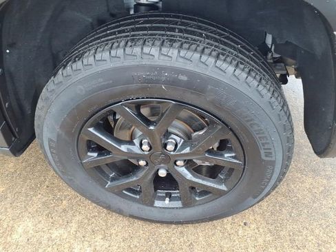 Used 2025 Jeep Grand Cherokee Altitude RWD image 19