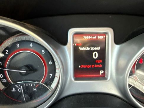 Used 2019 Dodge Journey SE w/ Connectivity Group FWD image 2