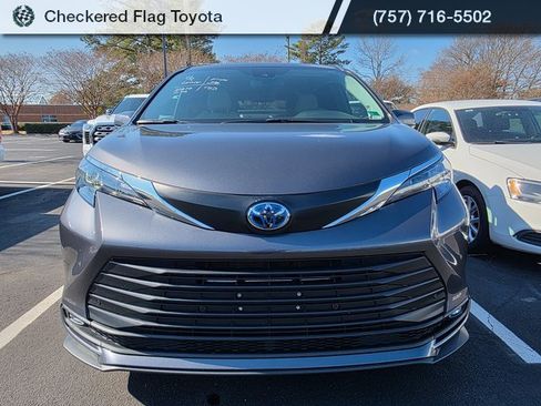 Used 2025 Toyota Sienna XLE w/ XLE Plus Package image 2