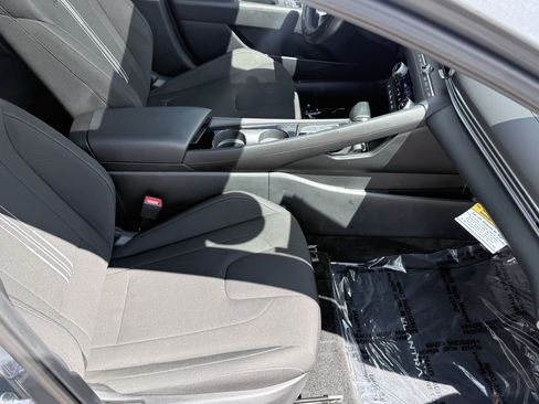 Used 2025 Hyundai Elantra SEL FWD image 36