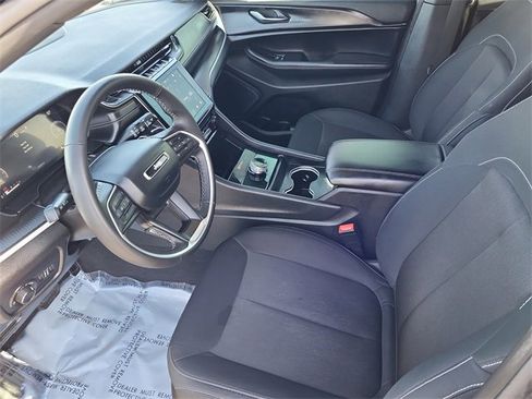 Certified 2025 Jeep Grand Cherokee Laredo image 10