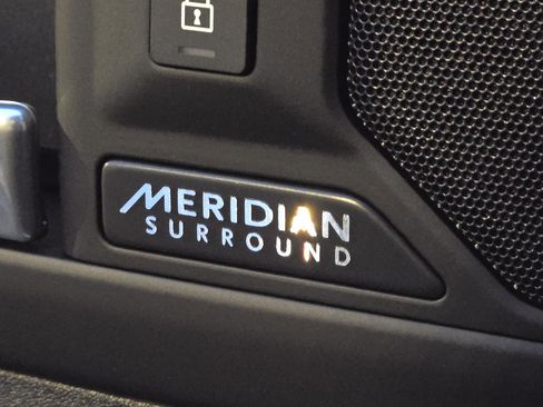 New 2025 Land Rover Defender 110 X-Dynamic SE image 8