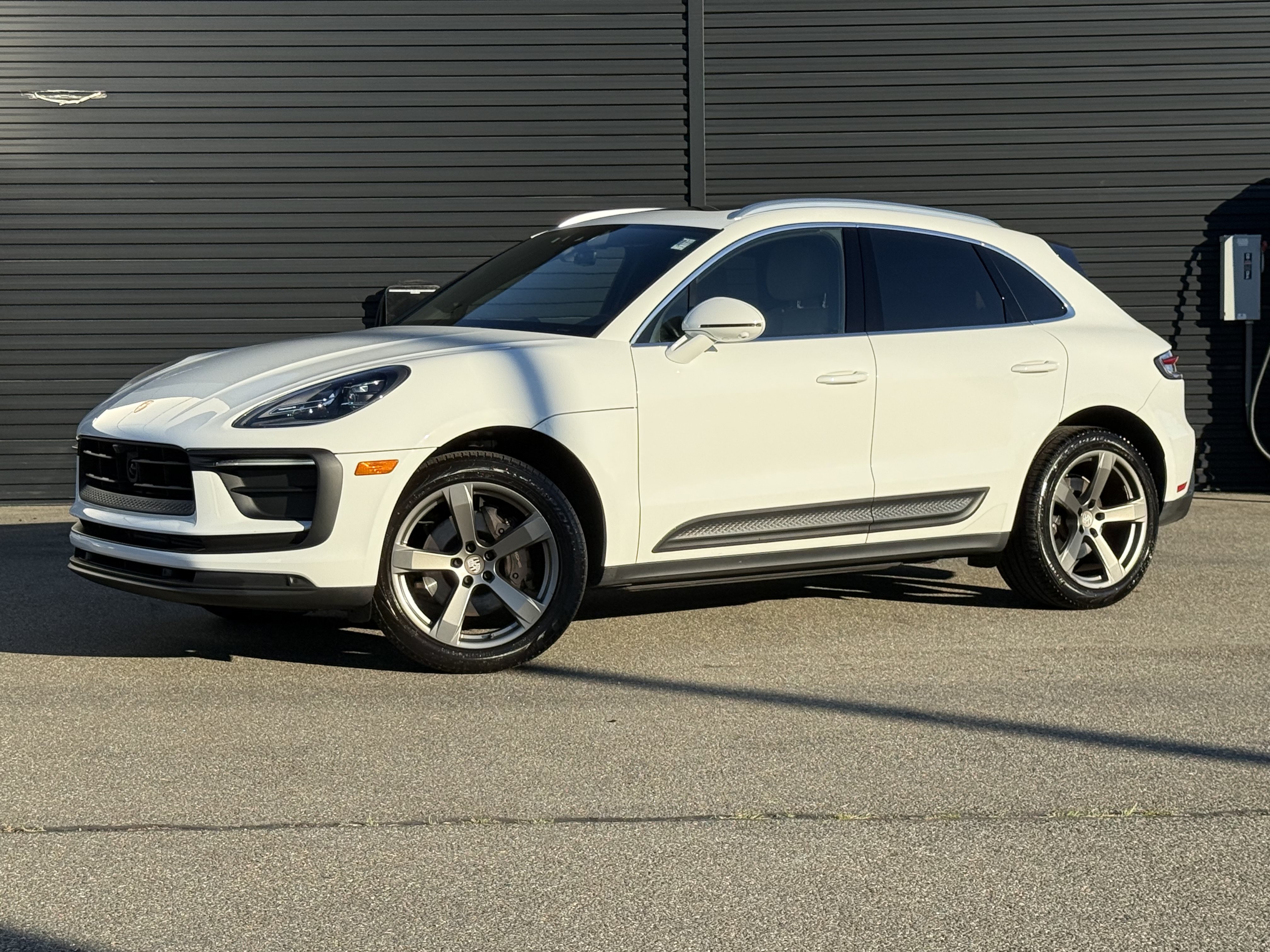 Certified 2023 Porsche Macan AWD/4WD image 1