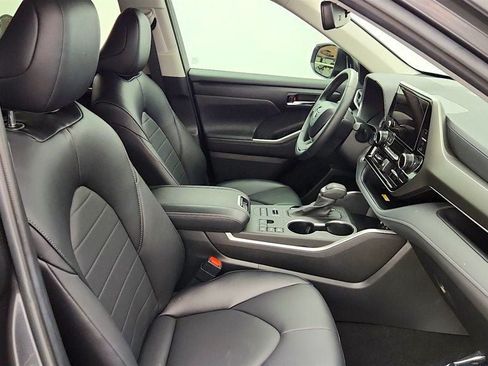 Used 2024 Toyota Highlander XLE AWD/4WD image 24