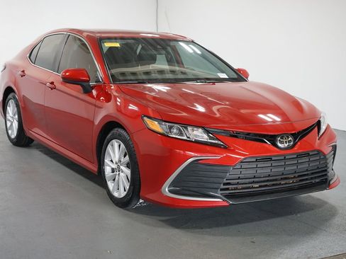 Used 2023 Toyota Camry LE image 3