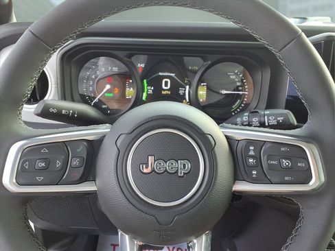 Used 2025 Jeep Wrangler Sahara image 29
