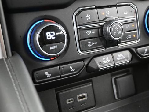 Used 2024 Chevrolet Suburban LT image 26