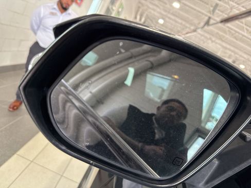 Used 2019 Toyota Highlander SE w/ Nightshade Edition FWD image 3