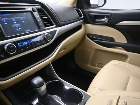 Used 2018 Toyota Highlander XLE FWD image 32