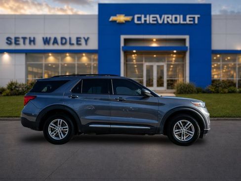 Used 2022 Ford Explorer XLT w/ Equipment Group 202A AWD/4WD image 8