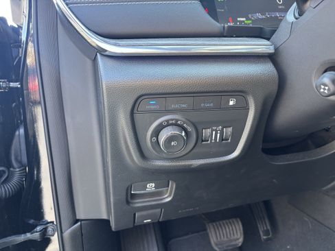 Used 2024 Jeep Grand Cherokee Overland w/ Luxury Tech Group IV image 12