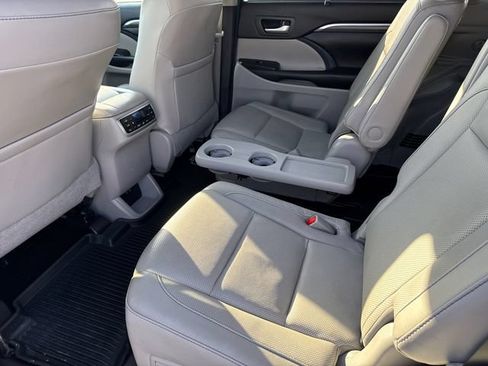 Used 2018 Toyota Highlander Limited Platinum AWD/4WD image 18