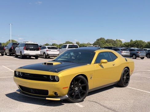 Used 2020 Dodge Challenger R/T RWD image 1