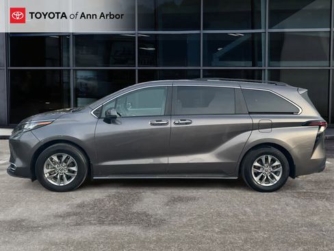 Used 2024 Toyota Sienna XLE image 10