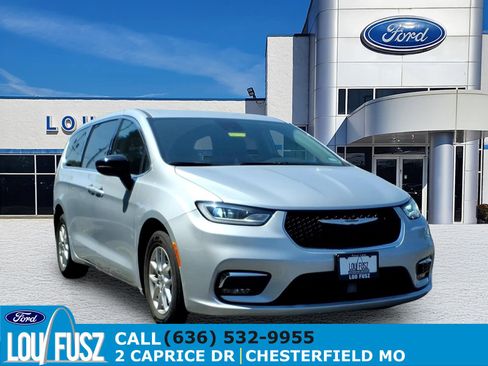 Used 2024 Chrysler Pacifica Touring-L FWD image 1