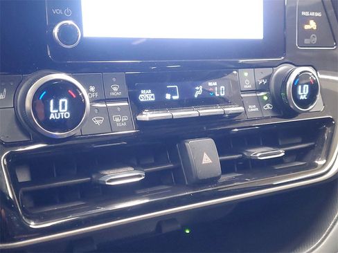 Certified 2023 Toyota Highlander XLE image 30