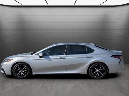 Used 2022 Toyota Camry SE image 2