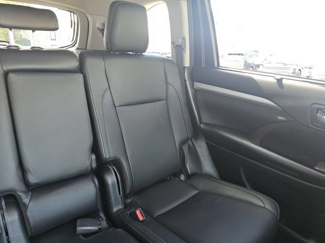 Used 2018 Toyota Highlander XLE AWD/4WD image 13