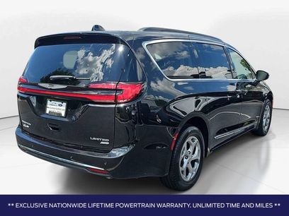 Used 2023 Chrysler Pacifica Limited w/ Uconnect Theater Family Group