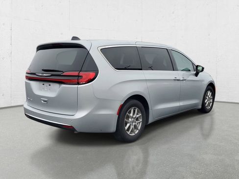 Used 2024 Chrysler Pacifica Touring-L image 7