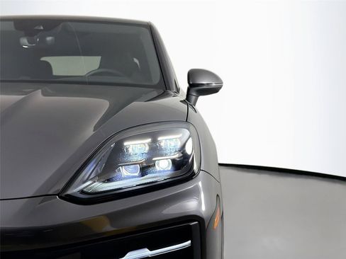Used 2025 Porsche Cayenne Coupe AWD/4WD image 15