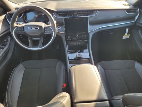 New 2025 Jeep Grand Cherokee L Altitude image 11