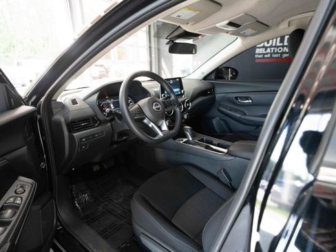 Used 2025 Nissan Sentra SV w/ Trunk Package image 8