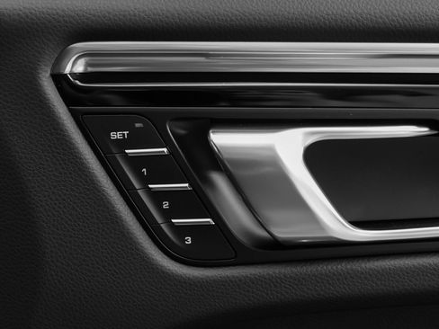 Certified 2025 Porsche Macan AWD/4WD image 16