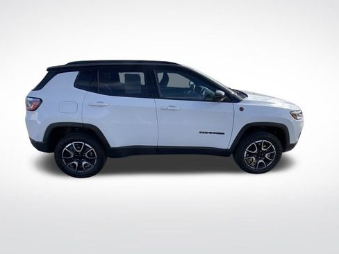 Used 2024 Jeep Compass Trailhawk image 8