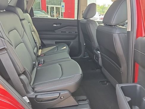 New 2025 Nissan Pathfinder SL image 30