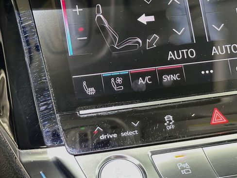 Used 2019 Audi e-tron Prestige w/ Prestige Package AWD/4WD image 21