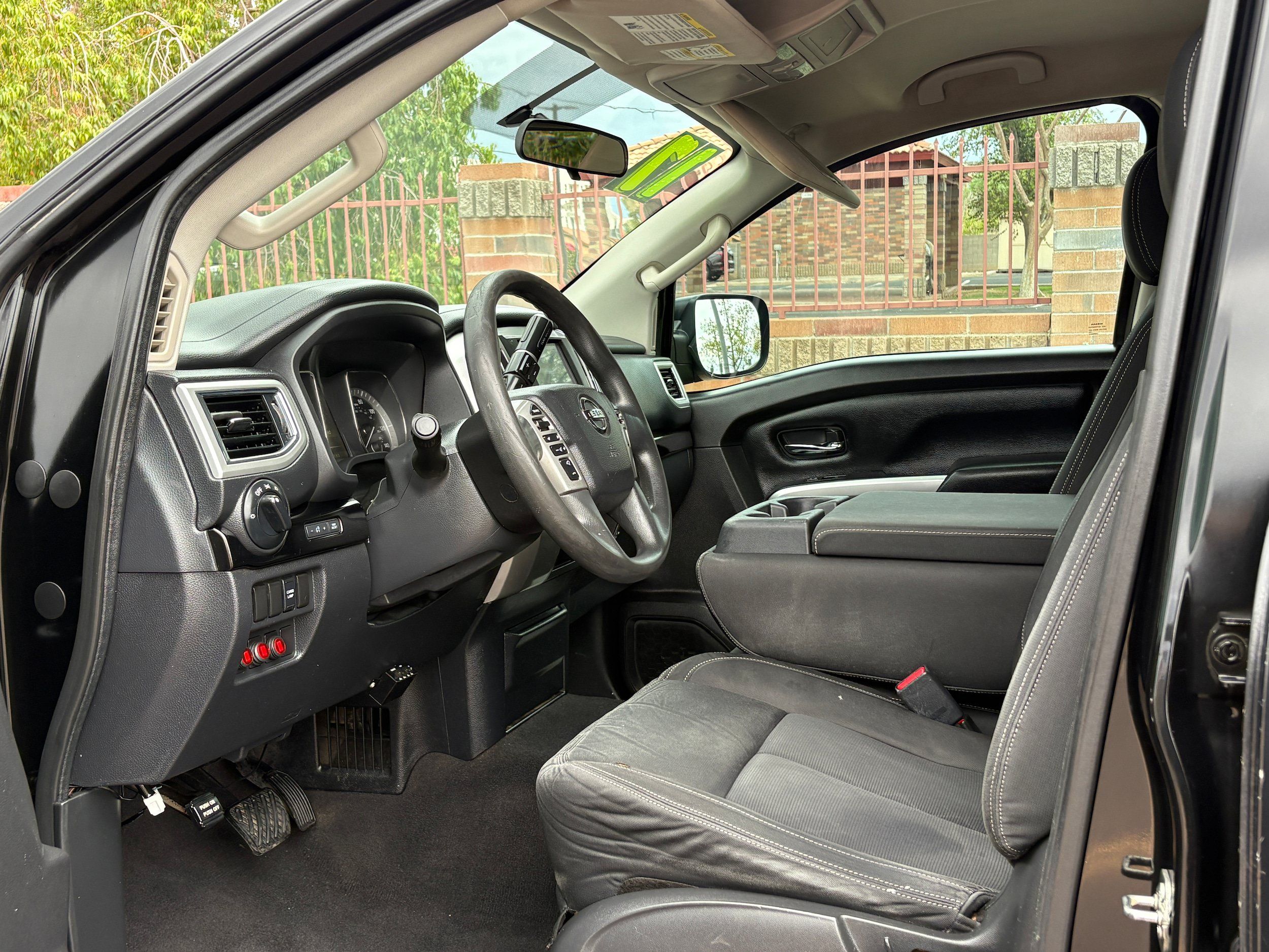 Used 2017 Nissan Titan SV RWD image 6