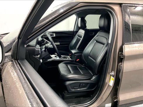 Used 2021 Ford Explorer XLT w/ Equipment Group 202A image 10