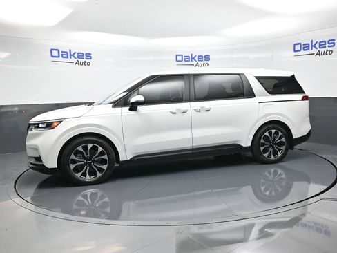 Used 2024 Kia Carnival EX image 5