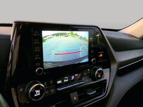 Used 2022 Toyota Highlander XLE FWD image 28