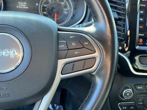 Used 2020 Jeep Cherokee Limited image 31