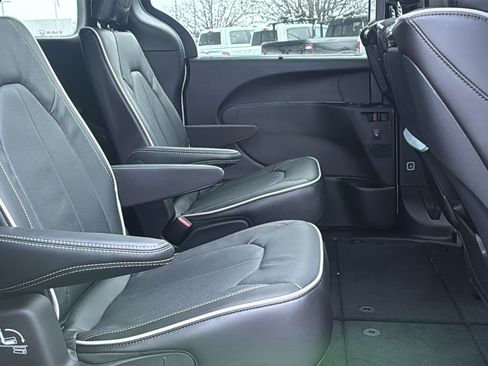 New 2026 Chrysler Pacifica Limited w/ Uconnect Theater Family Group image 14