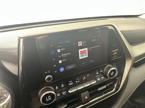 Used 2025 Toyota Highlander LE FWD image 16