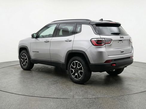 Used 2025 Jeep Compass Trailhawk image 6