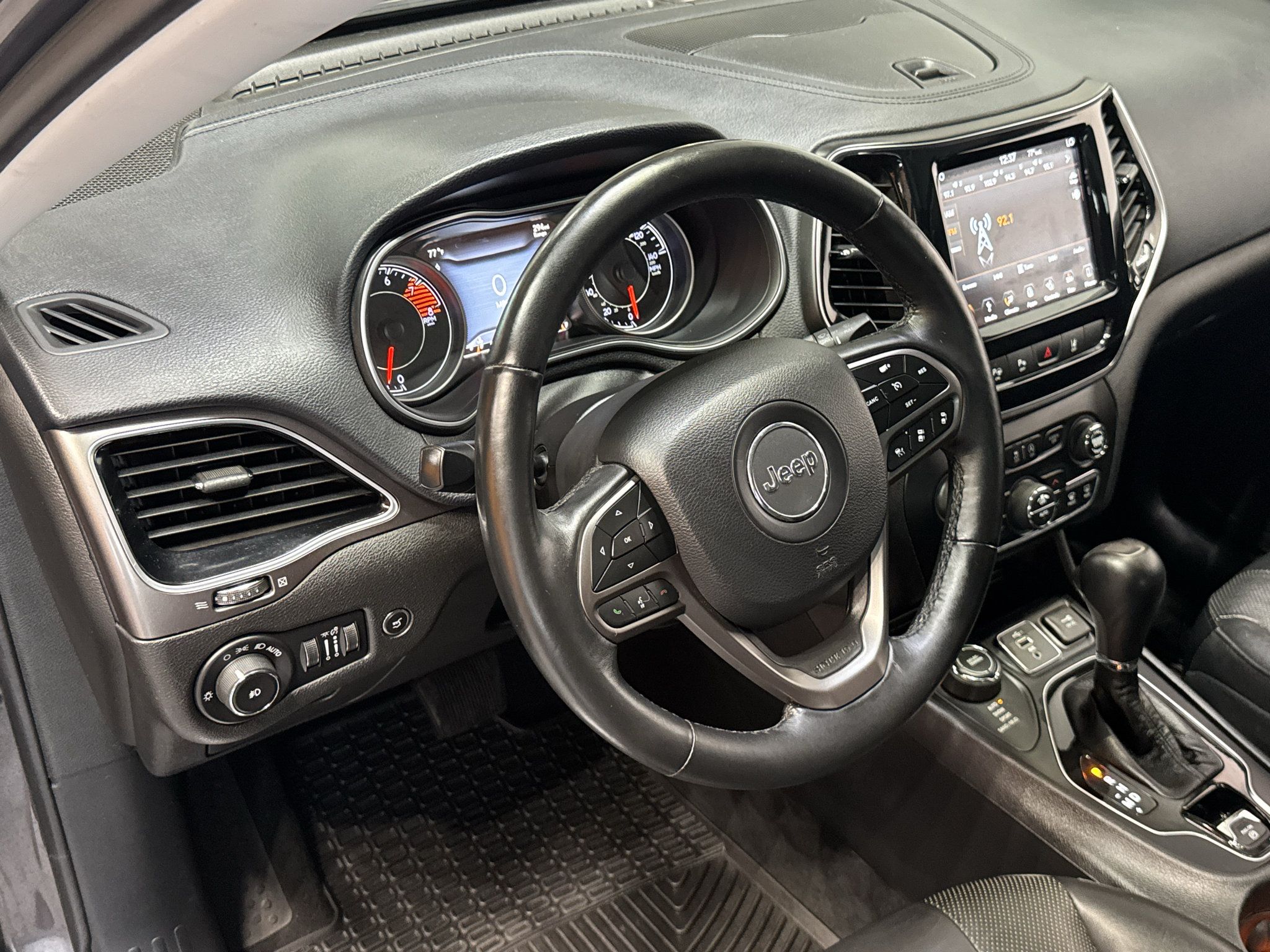 Used 2019 Jeep Cherokee Limited w/ Technology Group AWD/4WD image 18