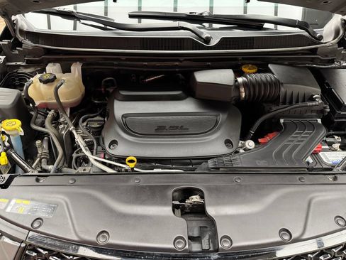 Used 2025 Chrysler Pacifica Limited FWD image 32