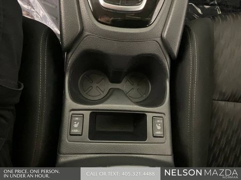 Used 2017 Nissan Rogue SV FWD image 38