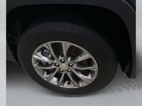 Used 2019 Jeep Cherokee Latitude Plus w/ Cold Weather Group AWD/4WD image 19