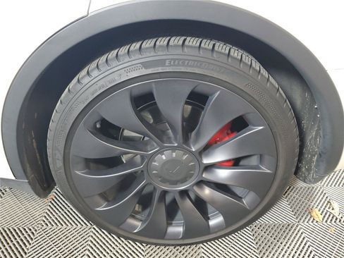 Used 2022 Tesla Model Y Performance AWD/4WD image 9